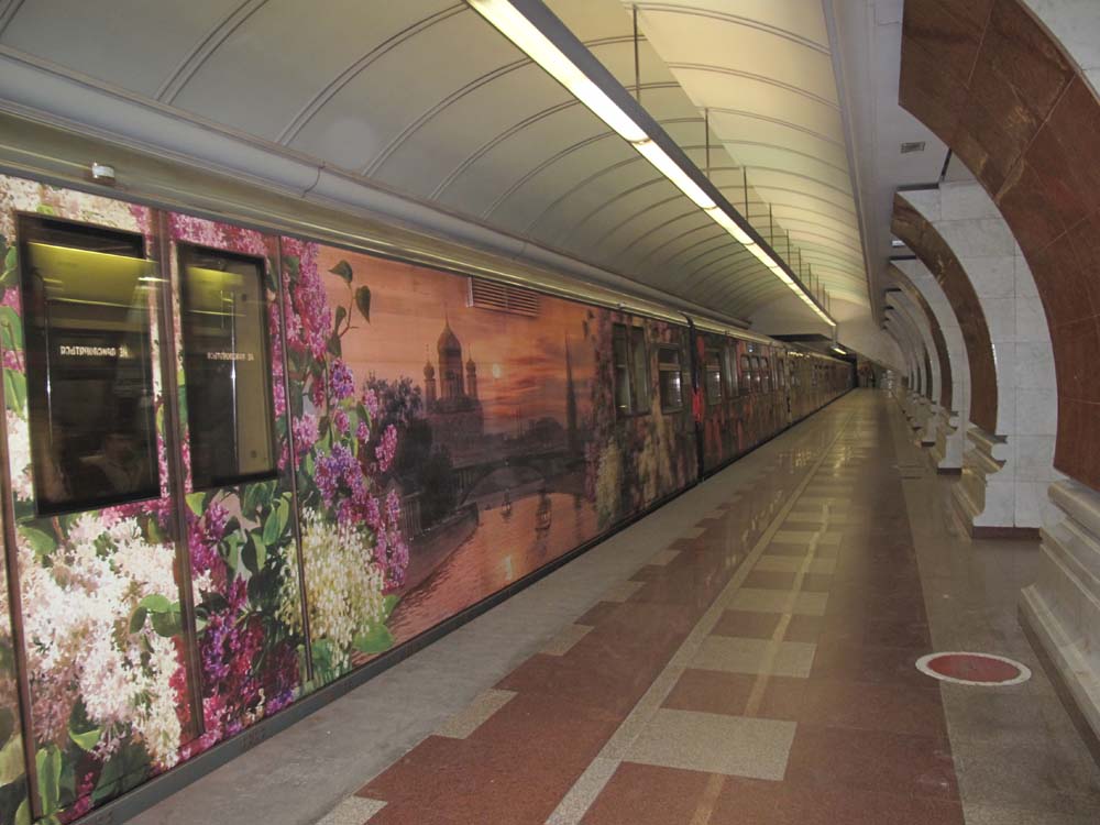 Поезд Акварель в метро +Храм.jpg